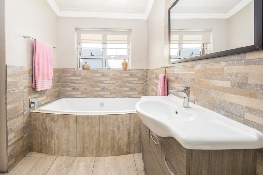 4 Bedroom Property for Sale in Vierlanden Western Cape